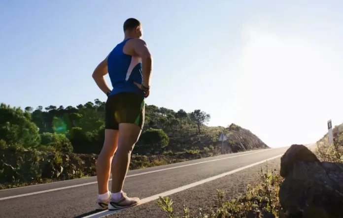 Subida A tua urina está escura: um indicador de possível desidratação ainda que também possa ser devido à ingestão de alguns alimentos. O teu corpo necessita e retém fluidos por isso se a urina está escura é porque o teu corpo não tem água suficiente. Bebe água e recupera. Não corras.