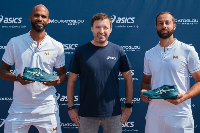 ASICS x Mouratoglou Academy_Rene Zandbergen with coaches Kerei (left) and Mathis (right)