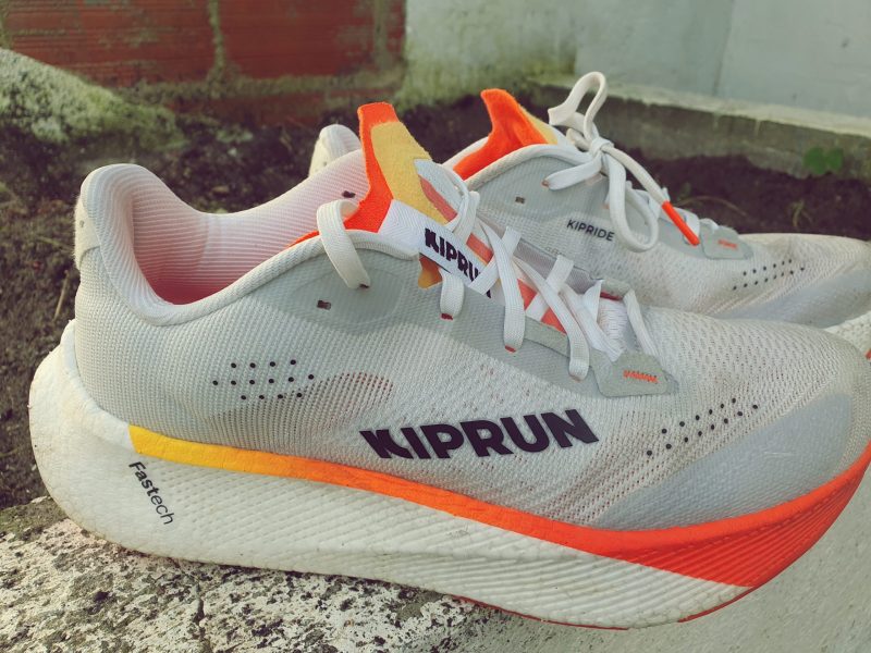 Kiprun Kipride vista lateral com espuma Fastech"